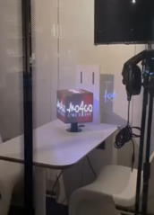 渋谷のBARにてキューブ型LED設置した風景