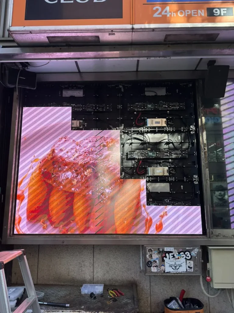 取り付け中のデジタルサイネージ