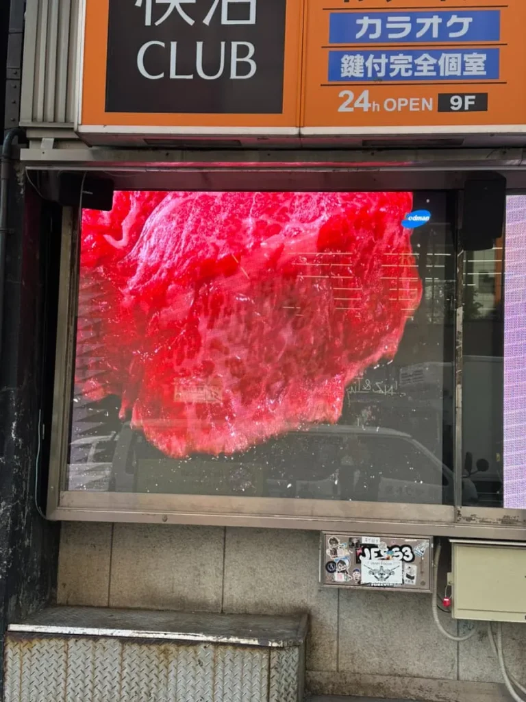 すすきの第2グリーンビル、駅前通り側に設置された屋内用LEDビジョン
