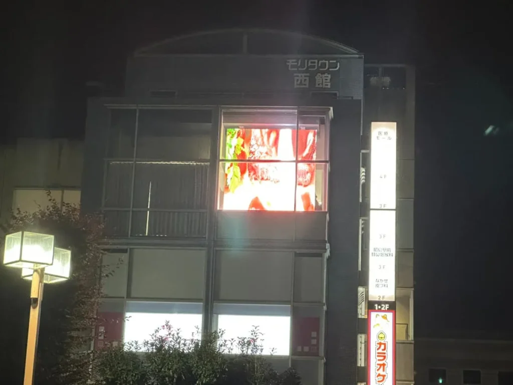 昭島駅間に設置されたLEDビジョン
