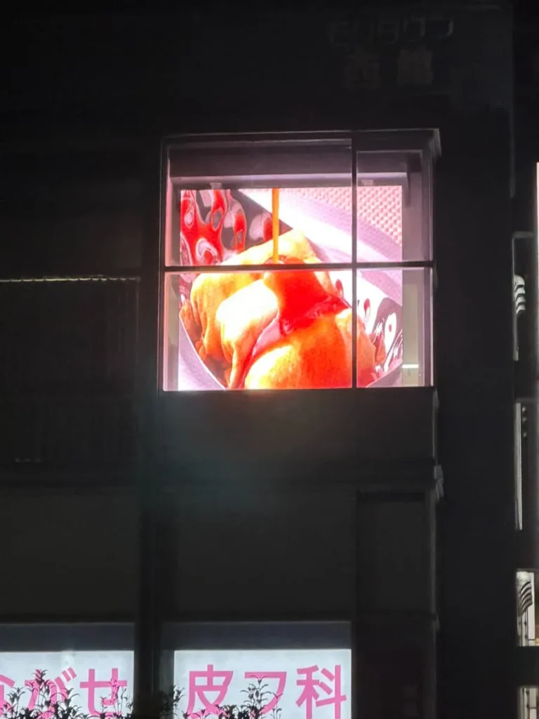 昭島駅前のなの花薬局に設置されたLEDビジョン