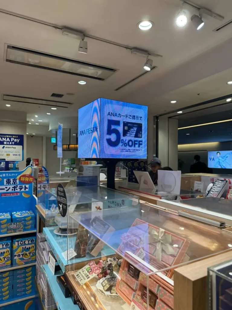 ANAFESTA店舗内のキューブ型LEDビジョン