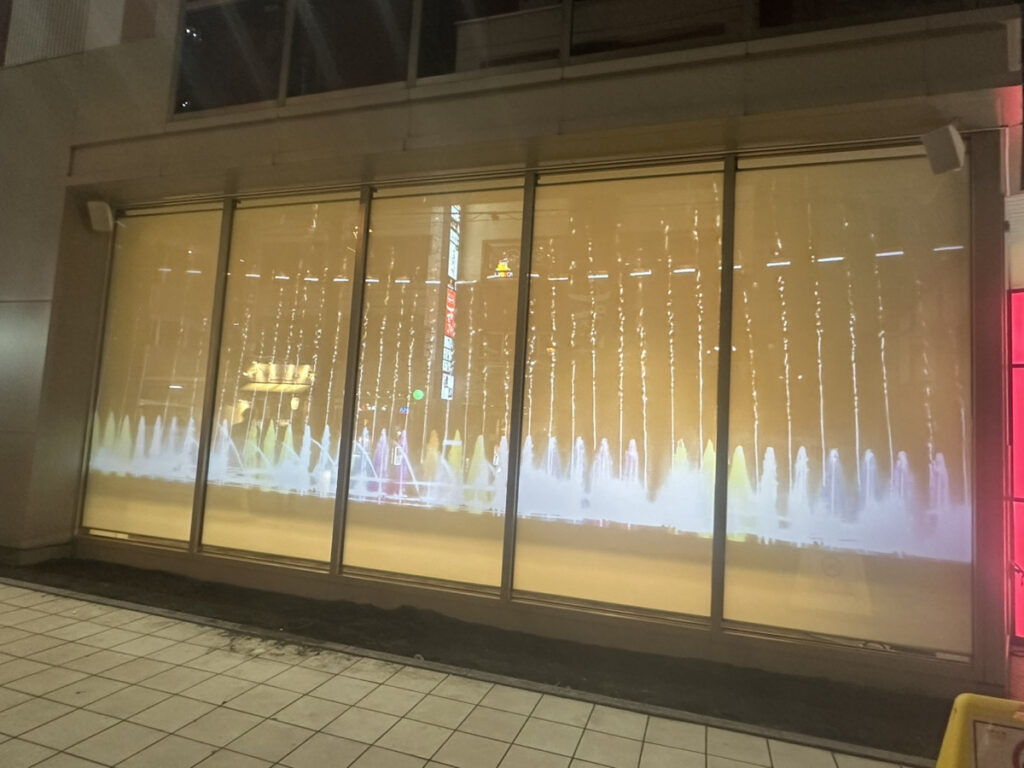 札幌のラーメン屋に設置された調光フィルム