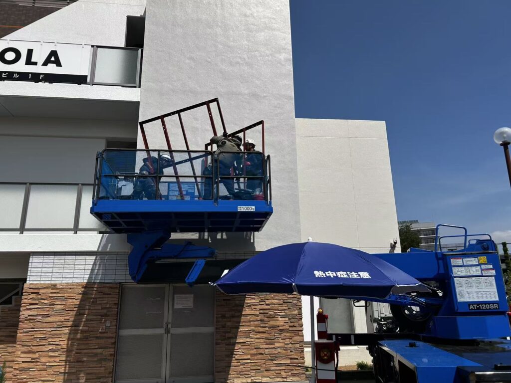高所作業車にてビジョン取付中