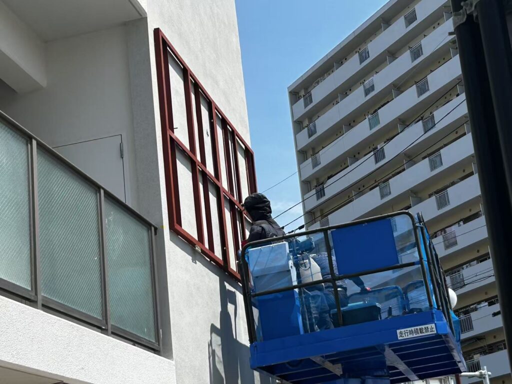 高所作業車にてビジョン取付中