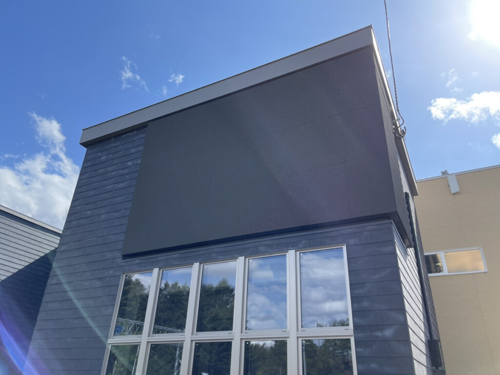 道内初導入！株式会社 花咲自動車学校様 屋外用 L字型 LEDビジョン