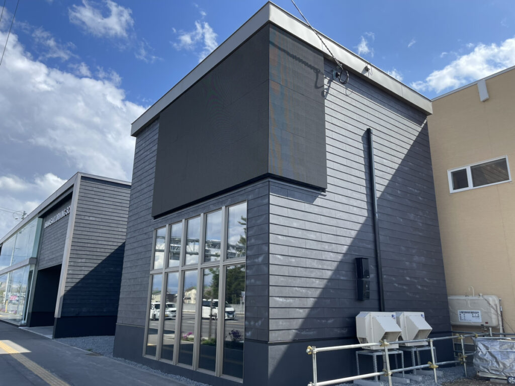 道内初導入！株式会社 花咲自動車学校様 屋外用 L字型 LEDビジョン