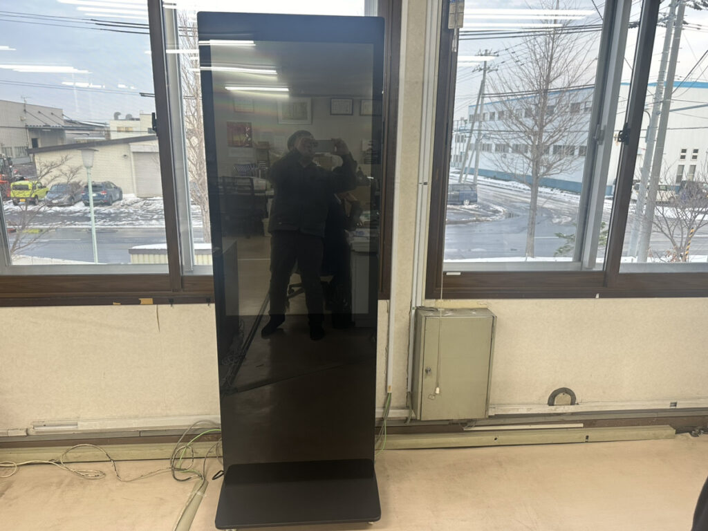 屋内用スタンド型４３インチ液晶設置後風景