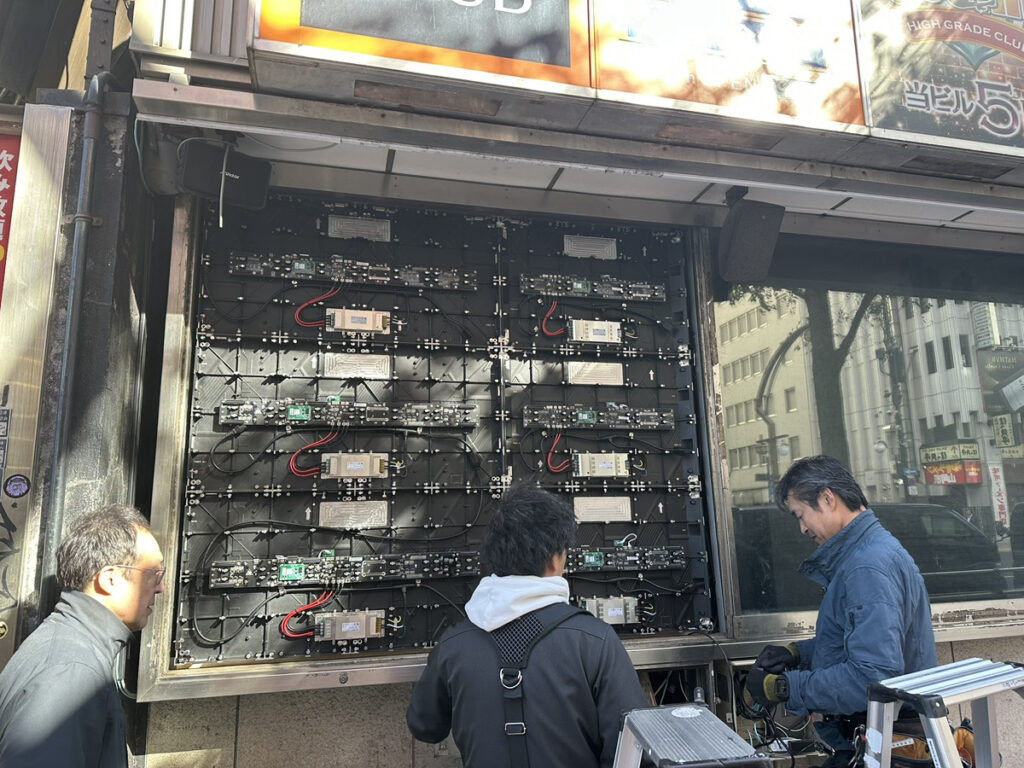 屋外LEDビジョンの設置工事を行っている施工現場の様子