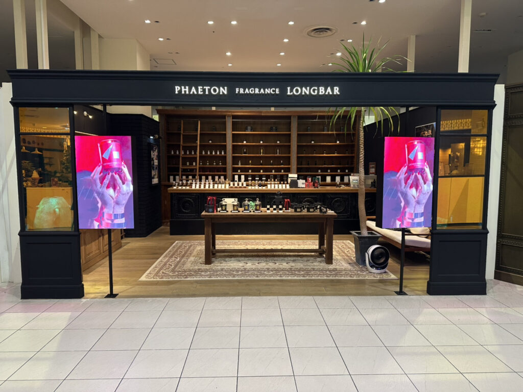 商業施設内の店舗前に設置されたLEDビジョンによる広告演出例