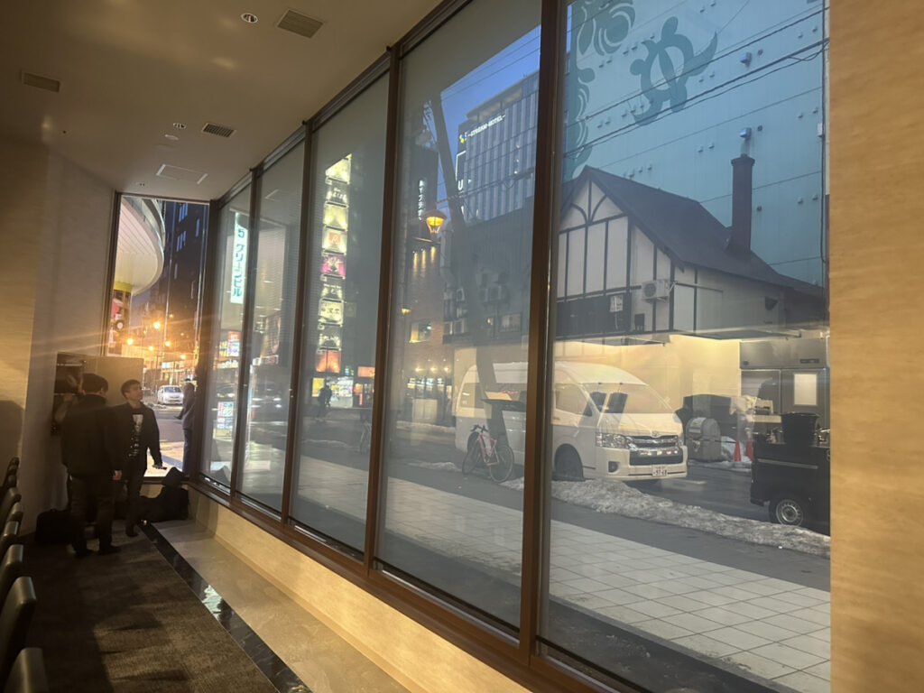 店舗のガラス面に調光フィルムを施工した室内の様子と外の見え方