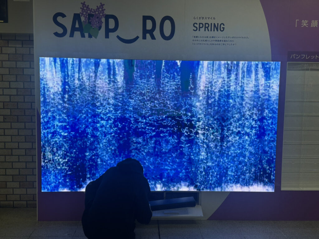 LEDビジョンの設置作業中風景