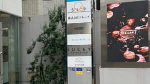 福岡県のTHE CAP店舗前に設置した屋外用LEDビジョン