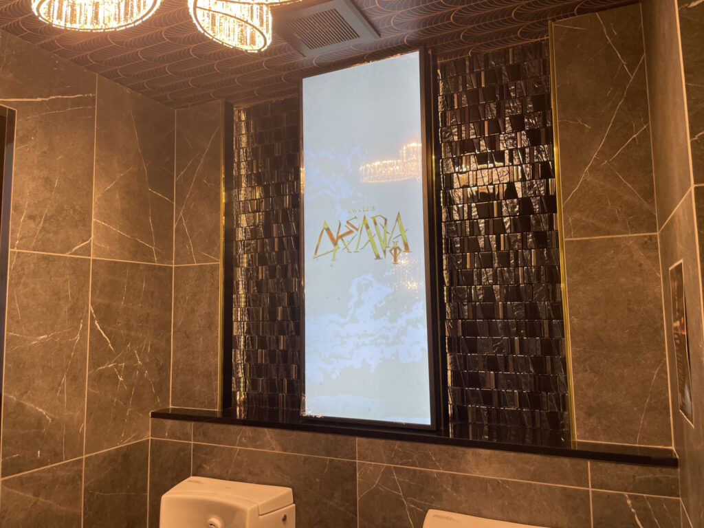 すすきの飲食店のトイレに設置されたLCDビジョン